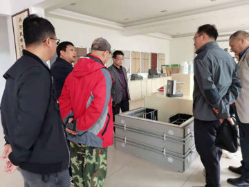 河南省建設(shè)廳科技與標(biāo)準(zhǔn)處康處長(zhǎng)、河南省建筑協(xié)會(huì)段秘書長(zhǎng)、河南省建筑科學(xué)研究院黃工等一行蒞臨考察